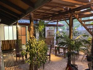 un patio con tavolo, sedie e piante di Ceylon Beach haven Uppuveli a Trincomalee