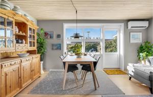 Dapur atau dapur kecil di 2 Bedroom Cozy Apartment In Skagen