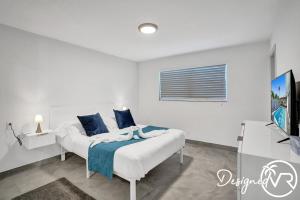 Katil atau katil-katil dalam bilik di Unit E SeaI Private House near Deerfield Beach +29 gambar