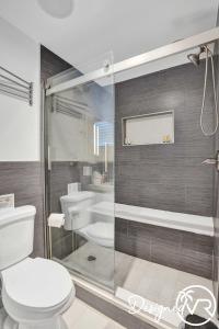 Bilik mandi di Unit E SeaI Private House near Deerfield Beach