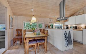 Η κουζίνα ή μικρή κουζίνα στο Lovely Home In Hals With Kitchen