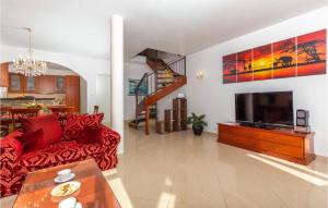 TV a/nebo společenská místnost v ubytování 3 Bedroom Nice Home In Veprinac