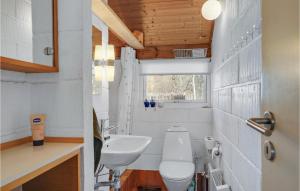 Koupelna v ubytování Pet Friendly Home In Humble With Wifi