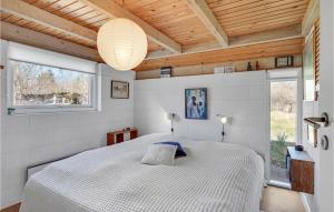 Postel nebo postele na pokoji v ubytování Pet Friendly Home In Humble With Wifi