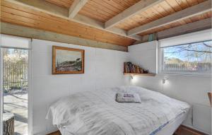Postel nebo postele na pokoji v ubytování Pet Friendly Home In Humble With Wifi
