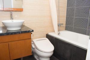 Ένα μπάνιο στο MOMIZI Serviced Apartment +14 φωτογραφίες