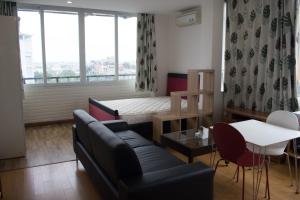 Χώρος καθιστικού στο MOMIZI Serviced Apartment