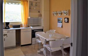 Η κουζίνα ή μικρή κουζίνα στο 2 Bedroom Beautiful Home In Langangen +7 φωτογραφίες