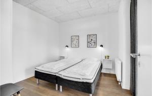 Ένα ή περισσότερα κρεβάτια σε δωμάτιο στο Cozy Apartment In Hvide Sande With Wifi +10 φωτογραφίες