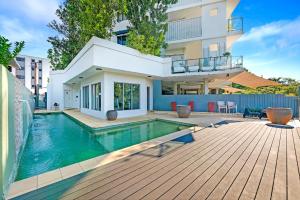 una piscina davanti a una casa di Larrakeyah Luxury - Penthouse Getaway with Views a Darwin