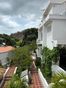 ein Blick vom Balkon eines Gebäudes in der Unterkunft Calle11 hostal in Rodadero + 4 Fotos