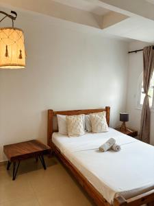 ein Schlafzimmer mit zwei Betten und einem Tisch und einem Fenster in der Unterkunft Calle11 hostal in Rodadero