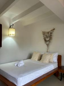 Bett in einem Zimmer mit Licht in der Unterkunft Calle11 hostal in Rodadero