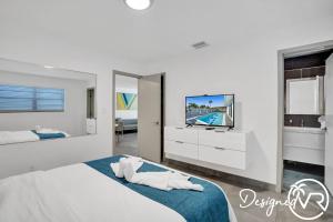 Katil atau katil-katil dalam bilik di Unit F SeaI Private Unit near Deerfield Beach