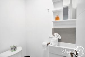 Bilik mandi di Unit F SeaI Private Unit near Deerfield Beach