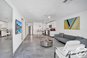 Kuchyň nebo kuchyňský kout v ubytování Unit F SeaI Private Unit near Deerfield Beach