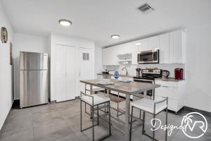 Dapur atau dapur kecil di Unit F SeaI Private Unit near Deerfield Beach