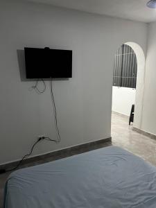 Μια τηλεόραση ή/και κέντρο ψυχαγωγίας στο Cómodo apartamento en el este de Barquisimeto