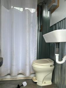 Koupelna v ubytování Olympic Glamping + 3 fotografie