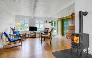 TV a/nebo společenská místnost v ubytování Holiday Home Stubbekobing With Fireplace Ii