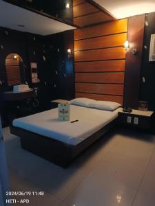 1 cama grande en una habitación con espejo en Harts Hotel-Quezon City, en Manila