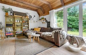 スラーエルセにあるStunning Home In Slagelse With Kitchenのソファとテーブルのあるリビングルーム