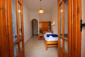 Postel nebo postele na pokoji v ubytování Flisvos Rooms