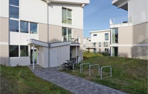 un edificio con una bicicletta parcheggiata di fronte di Dünenvilla 22, Whg 10 a Travemünde