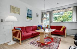 Χώρος καθιστικού στο Three-Bedroom Holiday Home In Knebel