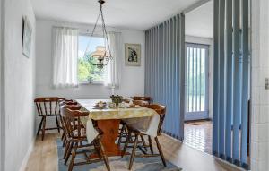 Χώρος καθιστικού στο Three-Bedroom Holiday Home In Knebel