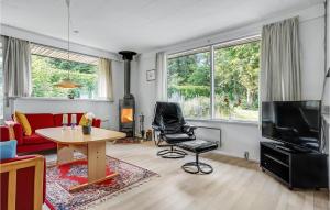 Μια τηλεόραση ή/και κέντρο ψυχαγωγίας στο Three-Bedroom Holiday Home In Knebel