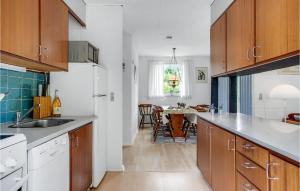 Η κουζίνα ή μικρή κουζίνα στο Three-Bedroom Holiday Home In Knebel +18 φωτογραφίες