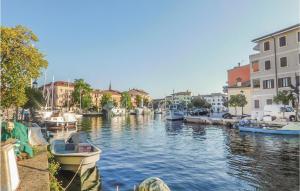 un groupe de bateaux amarrés dans un canal avec des bâtiments dans l'établissement Apt Braida, à Corona