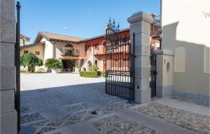 une porte menant à une maison avec une cour dans l'établissement Apt Braida, à Corona