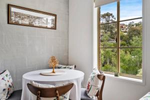 Φωτογραφία από το άλμπουμ του Tapanak Renovated townhouse Close to City σε New Town