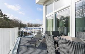 Un patio con sillas y una mesa en un balcón. en Dünenvilla 5, Whg 5, en Travemünde 29 fotos más