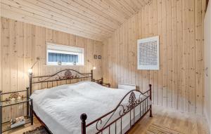 Ένα ή περισσότερα κρεβάτια σε δωμάτιο στο Pet Friendly Home In Ålbæk With Sauna