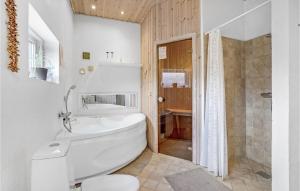 Ένα μπάνιο στο Pet Friendly Home In Ålbæk With Sauna +18 φωτογραφίες