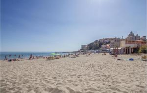 un gruppo di persone su una spiaggia con l'oceano di Villa Peppina a Imperia