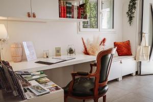 een kantoor met een bureau en een stoel bij La Bohème - VILLA PAULA in Istres