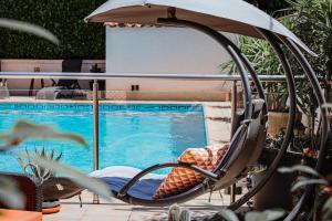 een stoel en een parasol naast een zwembad bij La Bohème - VILLA PAULA in Istres +13 foto's
