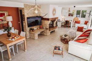 een woonkamer met een bank en een open haard bij La Bohème - VILLA PAULA in Istres