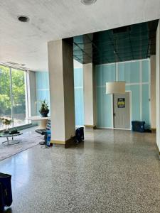 アトランタにあるHeart Downtown! City View Onsite Parking! King Bed LM807の青い壁の大きな部屋とテーブルのあるロビー