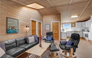 Η κουζίνα ή μικρή κουζίνα στο Amazing Home In Hvide Sande With Sauna