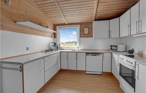 Η κουζίνα ή μικρή κουζίνα στο Amazing Home In Hvide Sande With Sauna