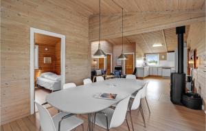 Η κουζίνα ή μικρή κουζίνα στο Amazing Home In Hvide Sande With Sauna