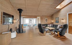 Μια τηλεόραση ή/και κέντρο ψυχαγωγίας στο Amazing Home In Hvide Sande With Sauna