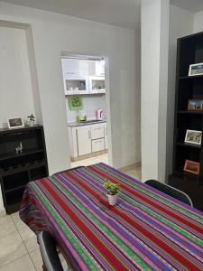una cocina con una mesa con una maceta. en Departamento amoblado en Jujuy, en San Salvador de Jujuy