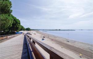 promenada na plaży nad wodą w obiekcie Novamiramare 3 w mieście Belvedere