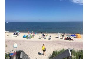 Galeriebild der Unterkunft Walk To Beach - Bright, Pond-Facing 2BR Leisurama in Montauk